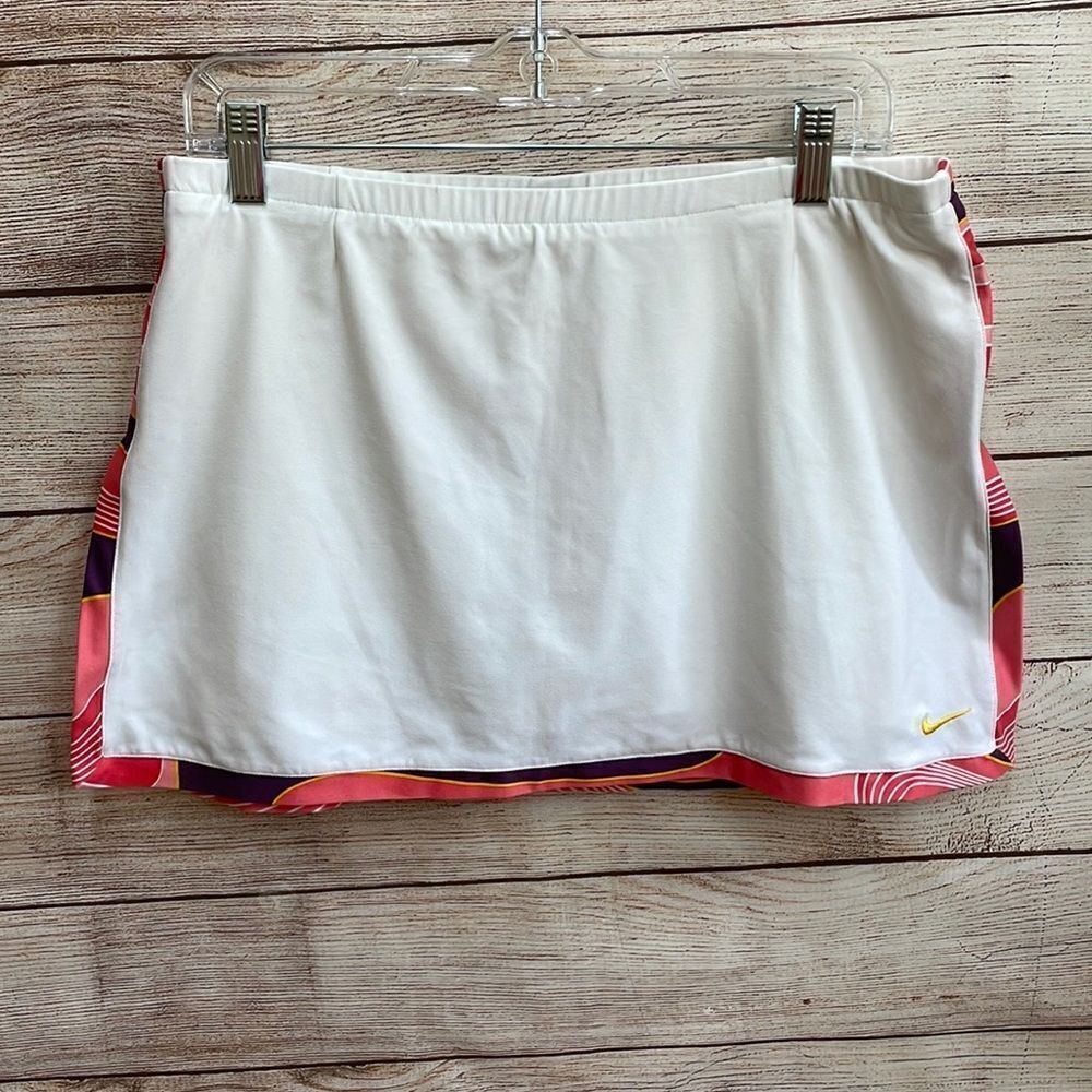 ‎NIKE DRIFIT SKORT IN WHITE